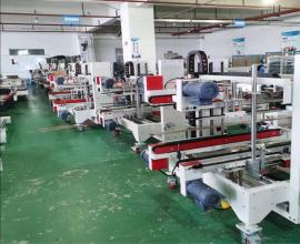 大型封箱機生產(chǎn)車(chē)間